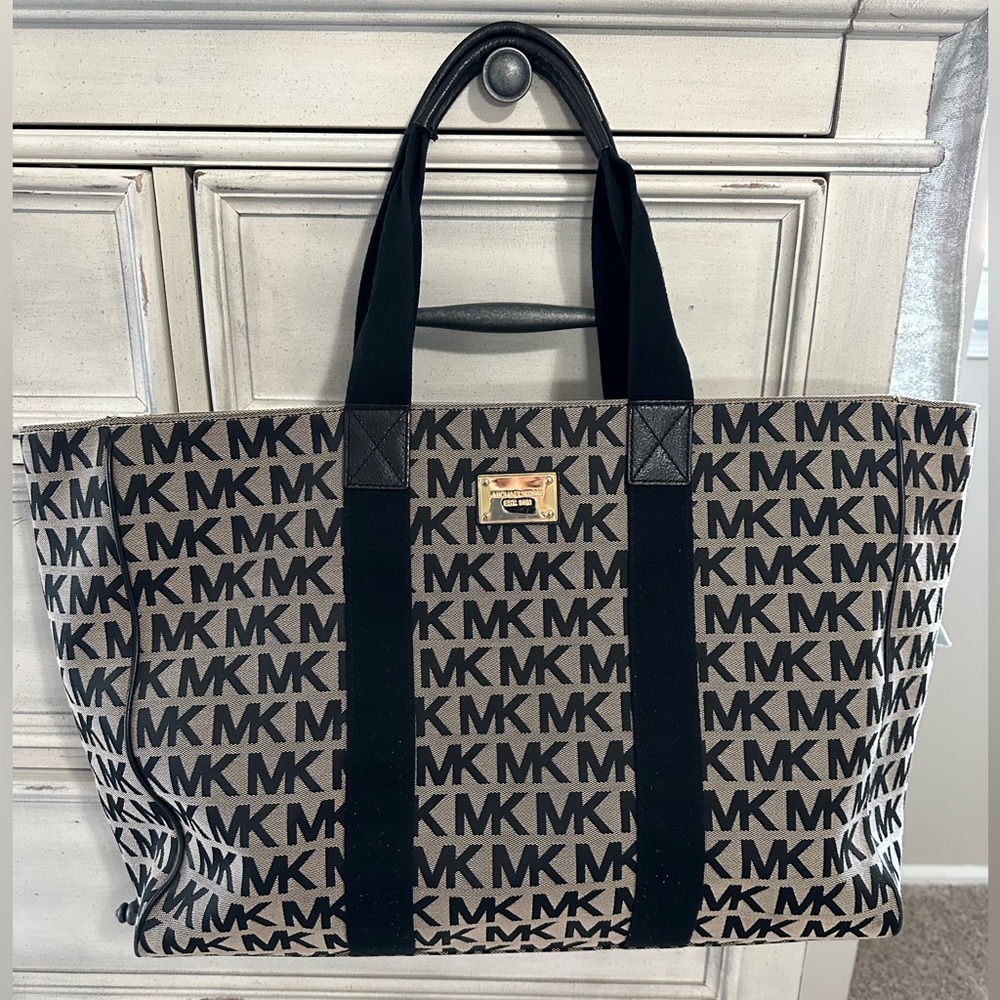 Michael Kors Jet Set Tote Bag